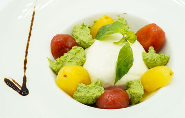 Ensalada caprese hecha con mozarela de bufala tipico del sur italiano