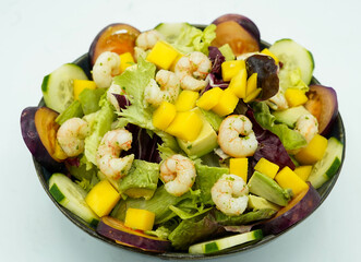 Ensalada gourmet de gambas y diferentes brotes verdes
