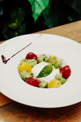 Ensalada caprese hecha con mozarela de bufala tipico del sur italiano