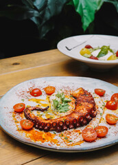 Racion gourmet de tentaculo de pulpo en un restaurante frances