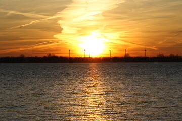 Sonnenuntergang am Wasser