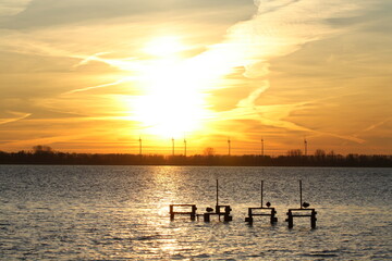 Sonnenuntergang am Wasser
