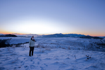 美ヶ原を歩く女性