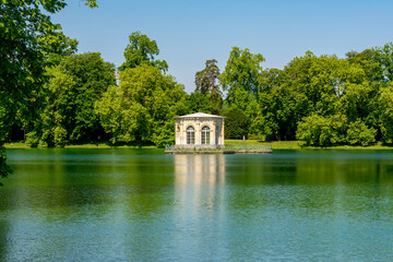 Fototapeta na wymiar Pavilion on Carp's pond in Fontainebleau park, France