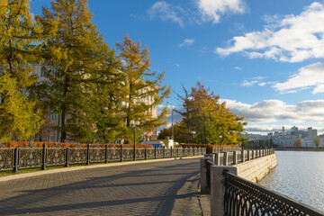 Fototapeta na wymiar embankment in autumn in Yekaterinburg. Russia