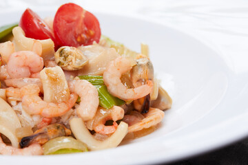 pasta with shrimps and vegetables