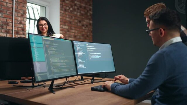 senior data analyst working in office of IT-company, group of multiethnic people work together