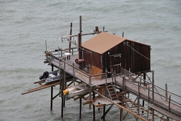 Trabucco abruzzese su mare adriatico 