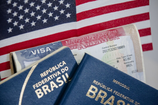 Passaporte brasileiro com fundo da america e visto americano.