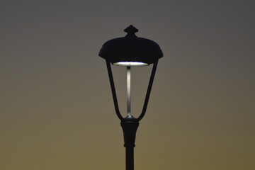 Silueta de una farola al atardecer