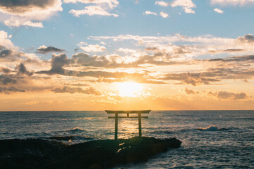 神様のいる鳥居の朝日 
Sunrise at a torii gate with gods.