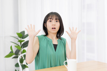 リビングで驚いている若い女性