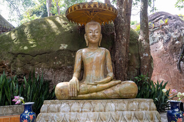 Statues de bouddhas assis