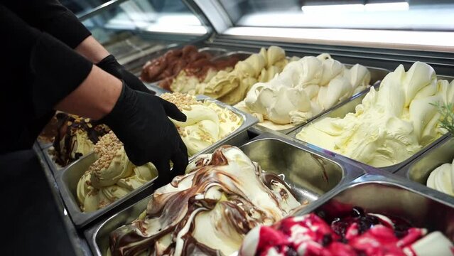 preparation of the showcase with homemade ice cream