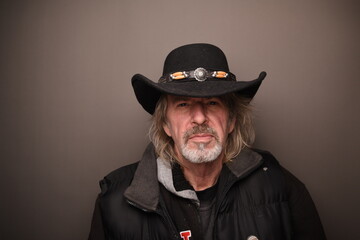 man in black western cowboy hat - obrazy, fototapety, plakaty