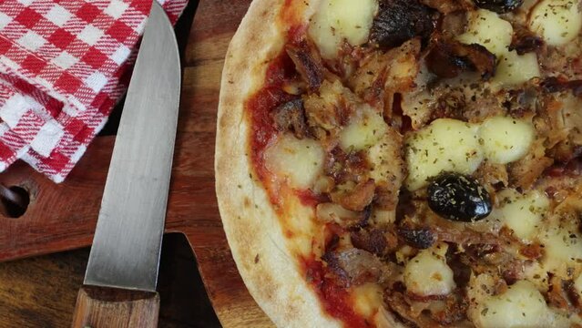 pizza kebab et mozzarella, en gros plan, sur une planche &agrave; d&eacute;couper