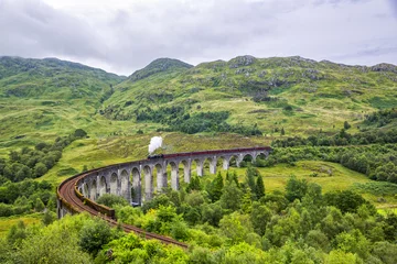 Cercles muraux Viaduc de Glenfinnan Glenfinnan railway viaduct in Scotland with the Jacobite steam train passing by