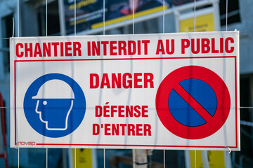 Panneau de chantier interdit public, défense d'entrer, port du casque obligatoire