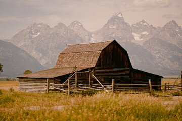 Fototapeta na wymiar barn in the mountains