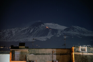 Foto della colata lavica, sul vulcano Etna, vista da Riposto, paese siciliano