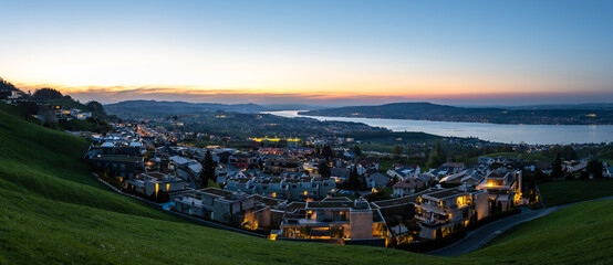 Feusisberg und Zürichsee in der Abenddämmerung mit Beleuchtung