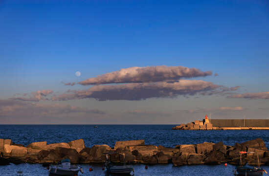 Alba di luna e tramonto di sole 