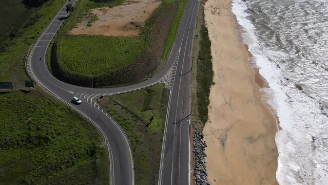 Imagem aérea da praia de meaípe próximo ao trevo da Rodovia do Sol, na ES-060, onde a erosão destrói a faixa de areia. Litoral turístico só estado do Espírito Santo.