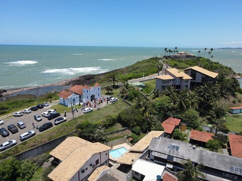 Imagem aérea da praia de meaípe próximo ao trevo da Rodovia do Sol, na ES-060, onde a erosão destrói a faixa de areia. Litoral turístico só estado do Espírito Santo.