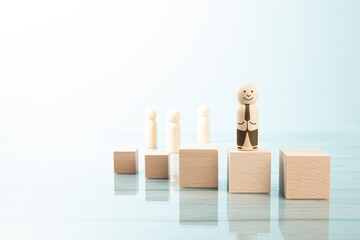 Konzept Business man mit Kravatte steht auf einer erhöten Position. Weitere Figuren auf hellem...