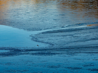 Halb zugefrorener See