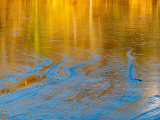 Halb zugefrorener See