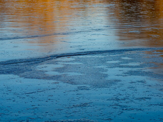 Halb zugefrorener See