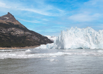 Fototapeta na wymiar Glacier landscape with ice texture, mountain and frozen lake