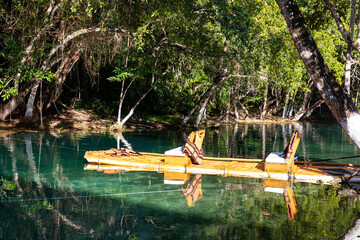 n der Costa Maya, eine Fahrt mit einem Floß zur Lagune Bacalar, Lagune der Sieben Farben in Mexico.