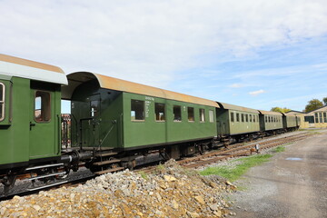 Obraz premium Alter Eisenbahnwaggon auf dem Abstellgleis im Bahnhof Weissach