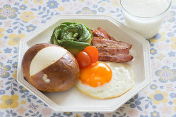 プレッツェルバンズと卵焼きの朝食プレート