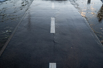 Ścieżka rowerowa zalana wodą z roztopionego śniegu  - obrazy, fototapety, plakaty