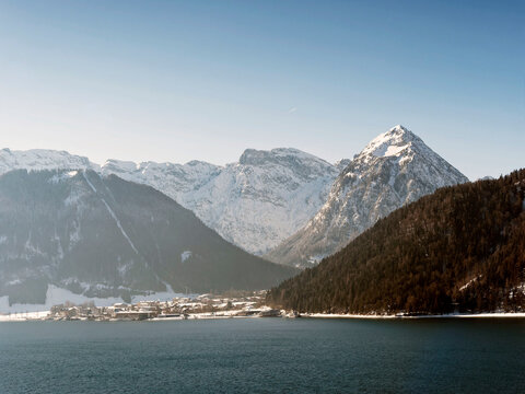 Pertisau am Ufer des Achensees in der Gemeinde Eben am Achensee in Tirol am Fu&szlig;e der Berge, B&auml;renkopf, Pletzachalm, Dristenkopf, Sonnjoch, Zw&ouml;lferkopf und Kaserjoch