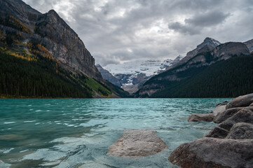 Panoramic image of Lake Louise (Canada) in summer, with crystal blue water and snow on the mountains in the background.