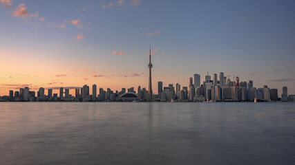 Fototapeta na wymiar Panoramic image of the skyline of Toronto (Canada) at sunset