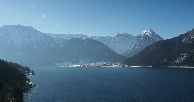 See- und Berglandschaften - Blick auf den Achensee in &Ouml;sterreich-Tirol. mit Stadt Pertisau am Fu&szlig;e des schneebedeckten Karwendelgebirges, Tristenautal und Falzthurntal