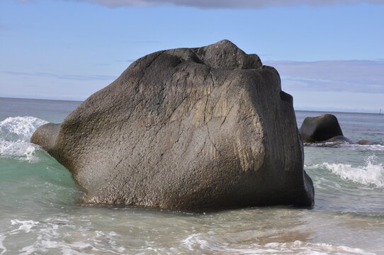 Rocher sur une plage