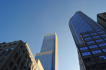 Obraz premium Modern office building with blue sky in the background