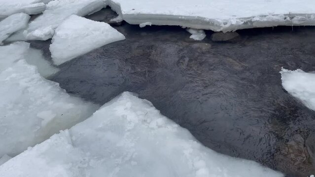 une rivi&egrave;re glac&eacute;e en hiver dans la for&ecirc;t