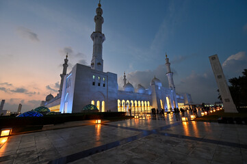 Fototapeta na wymiar Abu Dhabi Sheikh Zayed Grand Mosque
