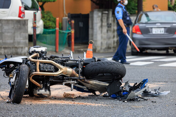 交差点で乗用車と衝突し横転大破したオートバイ