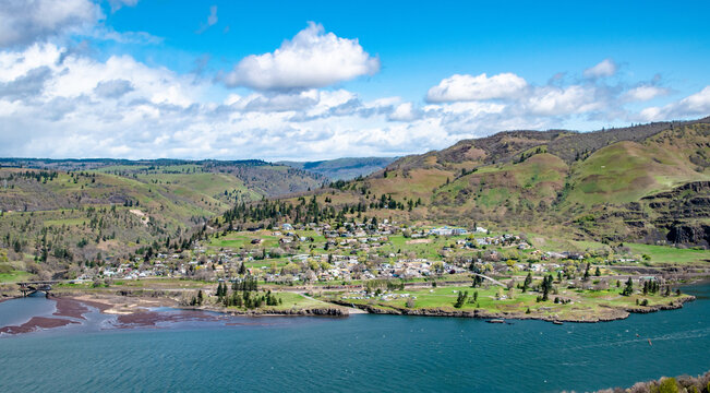 Small Town in PNW Columbia River Gorge in Oregon & Washington