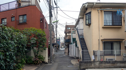Fototapeta premium 狭い道の住宅街
