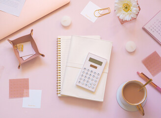 ピンクの女性用ワークスペース、家計、やりくり、会計の可愛いデスクイメージ - obrazy, fototapety, plakaty