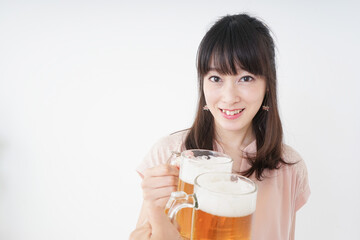 ビールを飲む若い女性 © maroke
